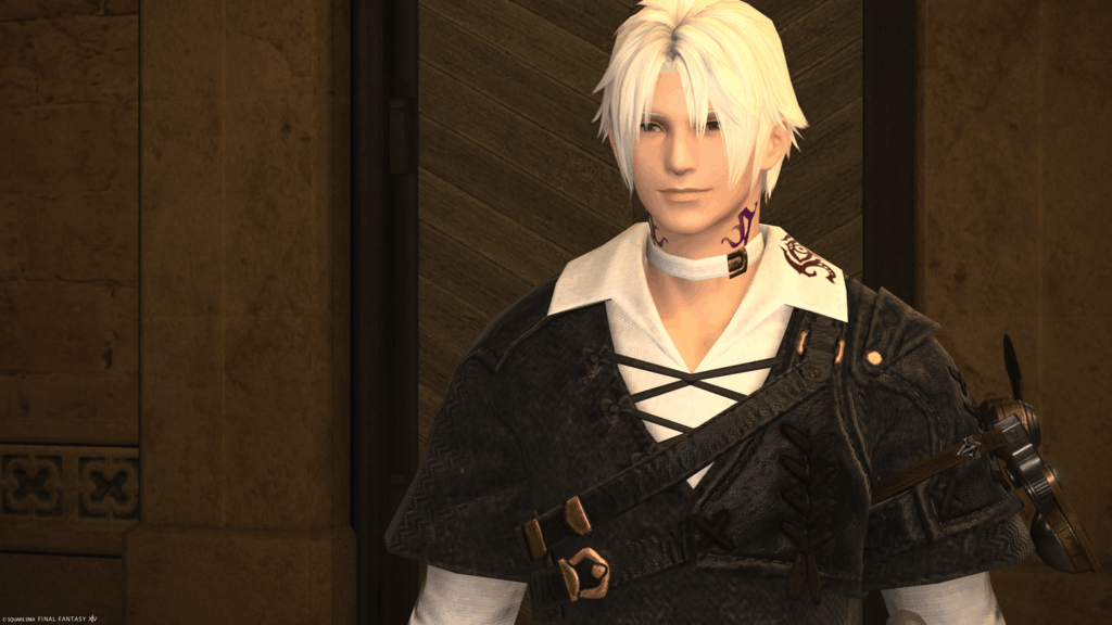 Nahaufnahme von Thancred mit einem sanften Lächeln. Der geheimnisvolle Spion trägt dunkle Kleidung und hat ein violettes Tattoo an Hals und Wange.